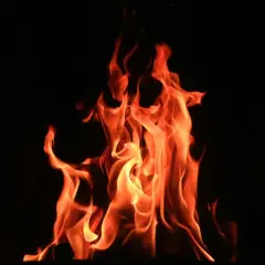 Llamas naranjas y rojas bailan en la oscuridad, como si soñar con fuegos artificiales se hiciera realidad.