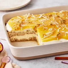 Ein cremiges Solero Tiramisu mit Maracuja-Gelee und Kokosraspeln, das auf der Zunge zergeht.