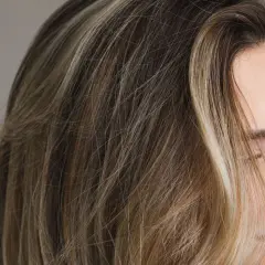 Mechas melting en cabello rubio y castaño, creando un efecto degradado natural.