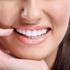 Sorriso smagliante, ma cosa non fare dopo la pulizia dei denti? Evita cibi e bevande coloranti per mantenere il bianco.