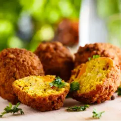 Falafel kebab co to? Odkryj smaki i korzyści wegetariańskiej alternatywy
