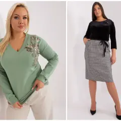 Dwie kobiety plus size prezentują stylowe kreacje. Jedna w zielonej, seksownej bluzce plus size z ozdobnym haftem, druga w czarnym topie i eleganckiej spódnicy w kratę.
