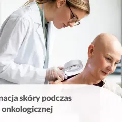 Lekarka bada skórę pacjentki zmagającej się z chorobą nowotworową. Dbałość o skórę podczas radioterapii jest kluczowa.
