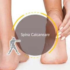 Dolore al tallone: un'immagine che illustra la spina calcaneare, con una mano che massaggia la zona dolente.
