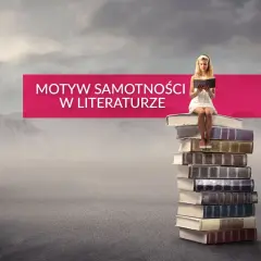 Dziewczyna czyta książkę, siedząc na stosie tomów. Tytuł "Motyw samotności w literaturze" sugeruje refleksję nad tym uczuciem.