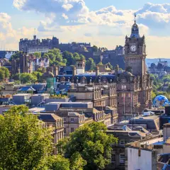 Edinburghs Skyline mit Schloss und Uhrenturm. Die beste Reisezeit für diese Aussicht ist im Sommer, wenn die Bäume grün sind.
