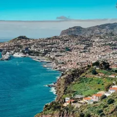 Widok na Funchal, stolicę Madery, z portem i oceanem.