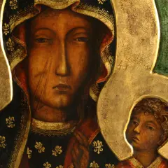 Ikona Matki Boskiej z Dzieciątkiem. Zastanawiamy się, ile lat miała Maryja jak urodziła Jezusa, patrząc na jej łagodne oblicze.