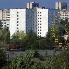 Opuszczony park rozrywki i bloki mieszkalne w strefie wykluczenia wokół czarnobylskiej elektrowni jądrowej.