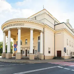 Teatr im. Wojciecha Bogusławskiego w Kaliszu, z charakterystycznym portykiem i kolumnami, zaprasza na spektakle.