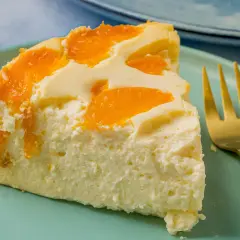 Ein Stück cremiger Quark Joghurt Kuchen mit Mandarinen, bereit zum Genießen. Ein schneller Genuss!
