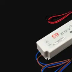Zasilacz LED z wyjściem +24V 2.5A. Pozwala obliczyć, ile prądu pobiera 1m taśmy led.