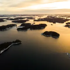 Krajobraz archipelagu z licznymi wyspami pokrytymi śniegiem. To widok, który może sugerować, który kraj ma najwięcej wysp.