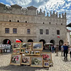Rynek w Kazimierzu Dolnym, z pięknym renesansowym ratuszem i straganami pełnymi obrazów.