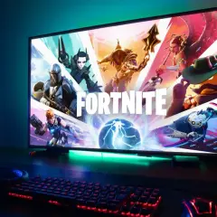 Ekran z logo Fortnite i postaciami. Czas na zmianę nicku Fortnite i rozpoczęcie nowej przygody!