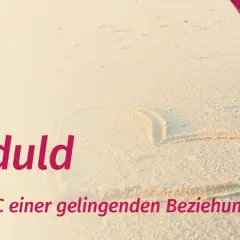 Ein Herz im Sand, das Wort "Geduld" und die Fragezeichen-Grafik symbolisieren die Geduld in der Liebe als Schlüssel zu einer glücklichen Beziehung.
