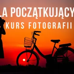 Sylwetka kobiety z aparatem i rower z koszykiem na tle zachodzącego słońca. Zapraszamy na kurs fotografii dla początkujących.