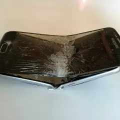 Zgięty i pęknięty ekran Samsunga. Trudne odzyskiwanie danych z uszkodzonego telefonu, ale możliwe.