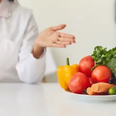 Dietetyk pokazuje warzywa i owoce, które warto jeść przy niedoczynności tarczycy.