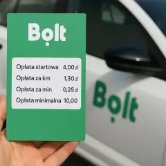 Zielona karta z cennikiem Bolt: opłata startowa 4 zł, za km 1,30 zł, za min 0,25 zł, minimalna 10 zł.