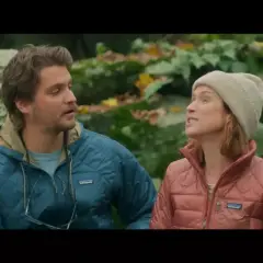 Ein Mann und eine Frau in Daunenjacken unterhalten sich im Freien. Sie sind Teil der Filme und Serien von Gus Birney.