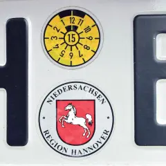 Niemieckie tablice rejestracyjne: Jak rozszyfrować i sprowadzić auto?
