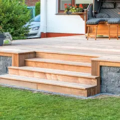 Eine schöne Holztreppe mit 2 Stufen, die man leicht selber bauen kann, führt zur Terrasse.