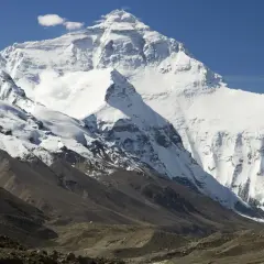 Majestatyczny, ośnieżony szczyt Mount Everest w Himalajach, na granicy Nepalu i Chin.