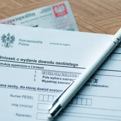 Wniosek o dowód osobisty i długopis. Czas oczekiwania na dowód osobisty może być różny, ale ten formularz to pierwszy krok.