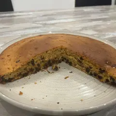 Gâteau chocolat compote, moelleux et parsemé de pépites, prêt à être dégusté.