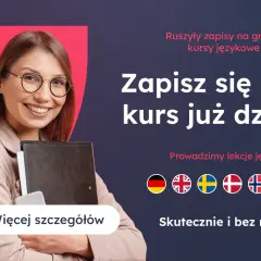 Uśmiechnięta kobieta zaprasza na kurs duńskiego. Zapisz się już dziś na skuteczne lekcje online!