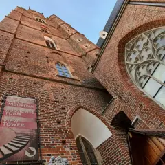 Wrocławski kościół garnizonowy z cegły, z widokiem na wieżę widokową.