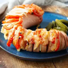Falukorv i airfryer med ost och paprika, serverad med cornichoner. Enkel och god middag!