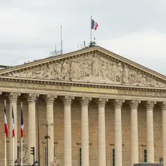 Le **Palais Bourbon**, siège de l'Assemblée Nationale, se dresse majestueusement avec ses colonnes imposantes et son fronton sculpté.