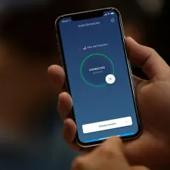 Dłoń trzyma smartfon z aktywnym połączeniem vpn w telefonie, połączonym z serwerem w San Francisco.