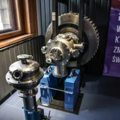 E=mc² co to za wzór? W muzeum nauki, obok tajemniczego urządzenia, wisi tablica z tym słynnym równaniem Einsteina.