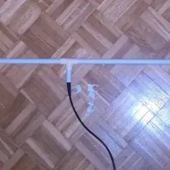 Prosta antena do radia FM z rurki PCV i kabla. Dowiedz się, jak zrobić antenę do radia FM, która poprawi odbiór.