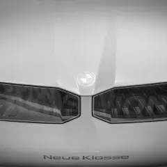 Przód BMW Neue Klasse z logo i charakterystycznymi światłami.