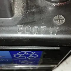 Na obudowie akumulatora widoczny jest ciąg cyfr "300717", który może oznaczać datę produkcji akumulatora.