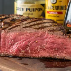 Saftiges Steak, perfekt gegrillt. Die Zutaten für **grillfleisch selber marinieren** liegen bereit: Senf, Worcestershire-Sauce und Sojasauce.