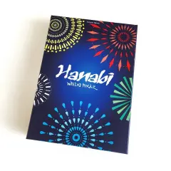 Pudełko gry karcianej Hanabi z kolorowymi fajerwerkami na ciemnoniebieskim tle.