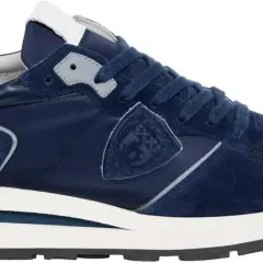 Sneakers Philippe Model uomo blu navy in camoscio e nylon, con logo a scudo sul lato. Stile sportivo e moderno.