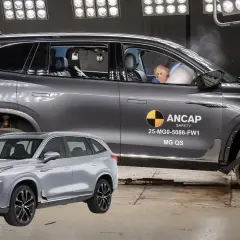 En krocktestad MG QS visar hur bilen klarar sig mot euro 7 krav. En annan MG QS står framför, oskadd.