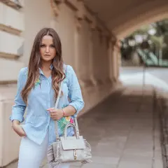 Stylizacje z niebieską koszulą w paski: 10 modnych inspiracji