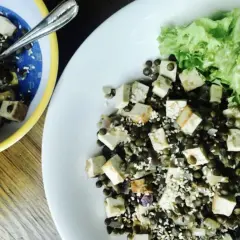 Sałatka z czarnej soczewicy z tofu i sezamem, idealna na zdrowe posiłki. Inspiracja na czarna soczewica przepisy.