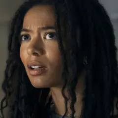 Gros plan sur le visage d'une jeune femme aux dreadlocks, l'air choqué. Elle pourrait être un personnage de gen v saison 3.