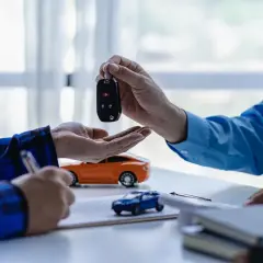 Przekazanie kluczyków do auta. Decyzja: rata leasingowa w kosztach 75 czy 100?