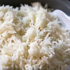 Riso basmati cotto a puntino, pronto per essere servito. Ecco come cuocere il riso per un risultato perfetto.