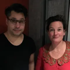Agnes Lidbeck med sin partner, en man med glasögon och svart tröja, och en kvinna i röd blus med broderad krage.