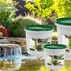 Aquagart Saralin Plus 2 Eimer bekämpfen Fadenalgen im Teich. Ein schöner Gartenteich mit Wasserfall und Pflanzen.